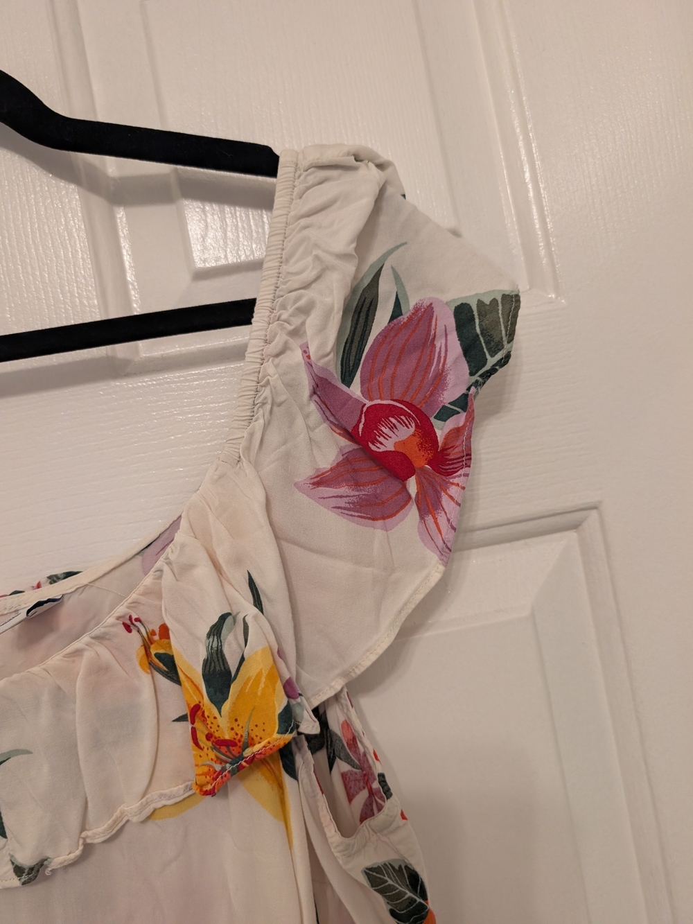 Old Navy White and Pink Floral Off-Shoulder Ruffled Top in Size XL - Picture 4 of 10